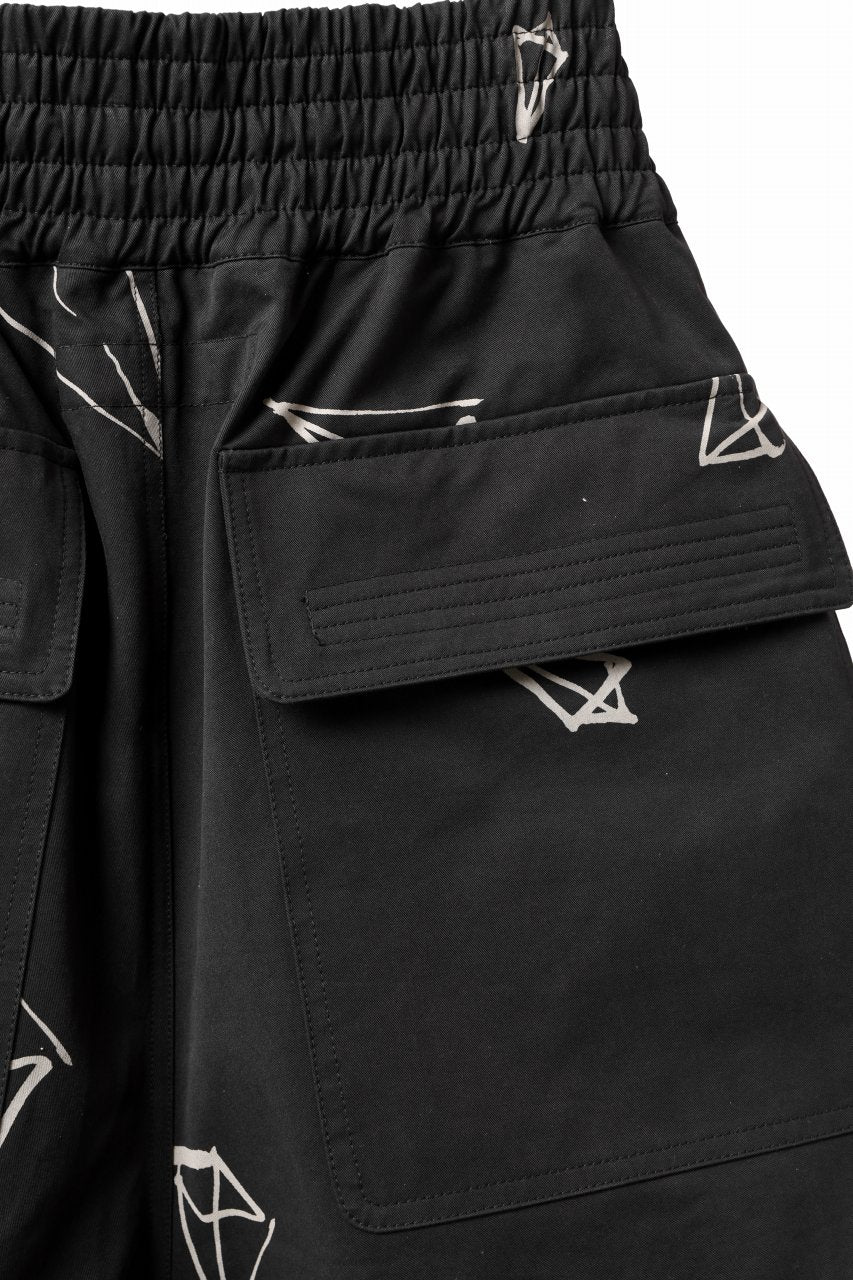 A.F ARTEFACT PYRA PATTERN PRINT CARGO BASKET SHORTS (BLACK)