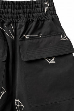 画像をギャラリービューアに読み込む, A.F ARTEFACT PYRA PATTERN PRINT CARGO BASKET SHORTS (BLACK)