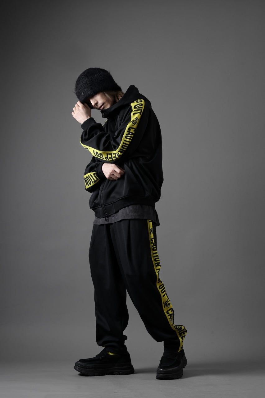 beauty : beast ”KEEP OUT” BOMTEMPS TRACK PANTS (BLACK x YELLOW)