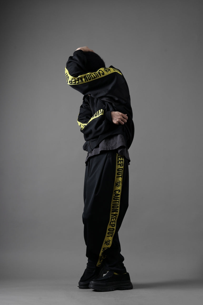 beauty : beast ”KEEP OUT” BOMTEMPS TRACK PANTS (BLACK x YELLOW)