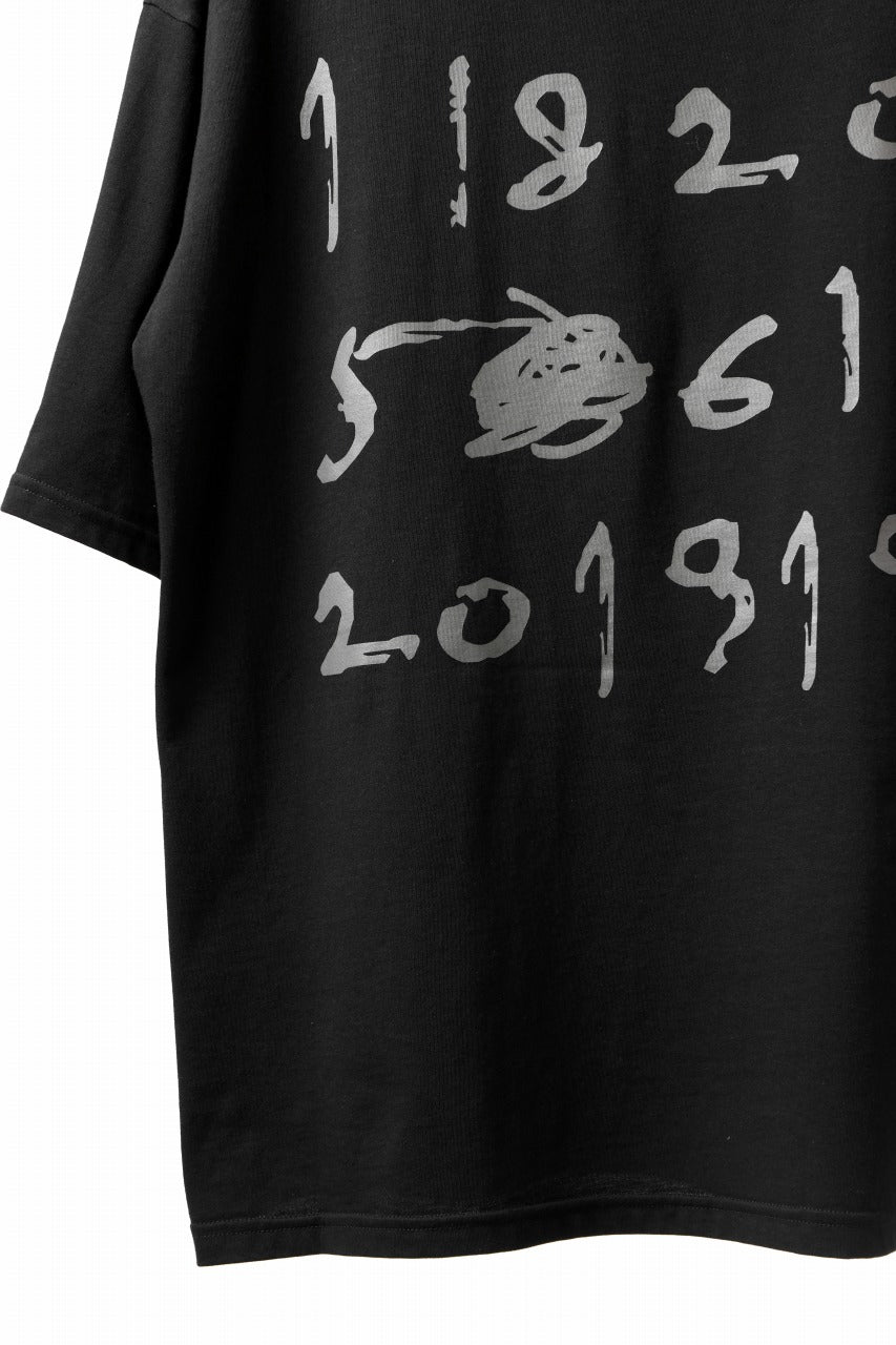A.F ARTEFACT NUMBERRING PRINT OVER SIZED S/S TEE (BLACK)