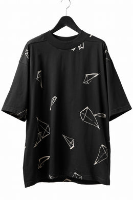 A.F ARTEFACT PYRA PATTERN PRINT THICK-COLLAR LOOSEY TEE (BLACK)