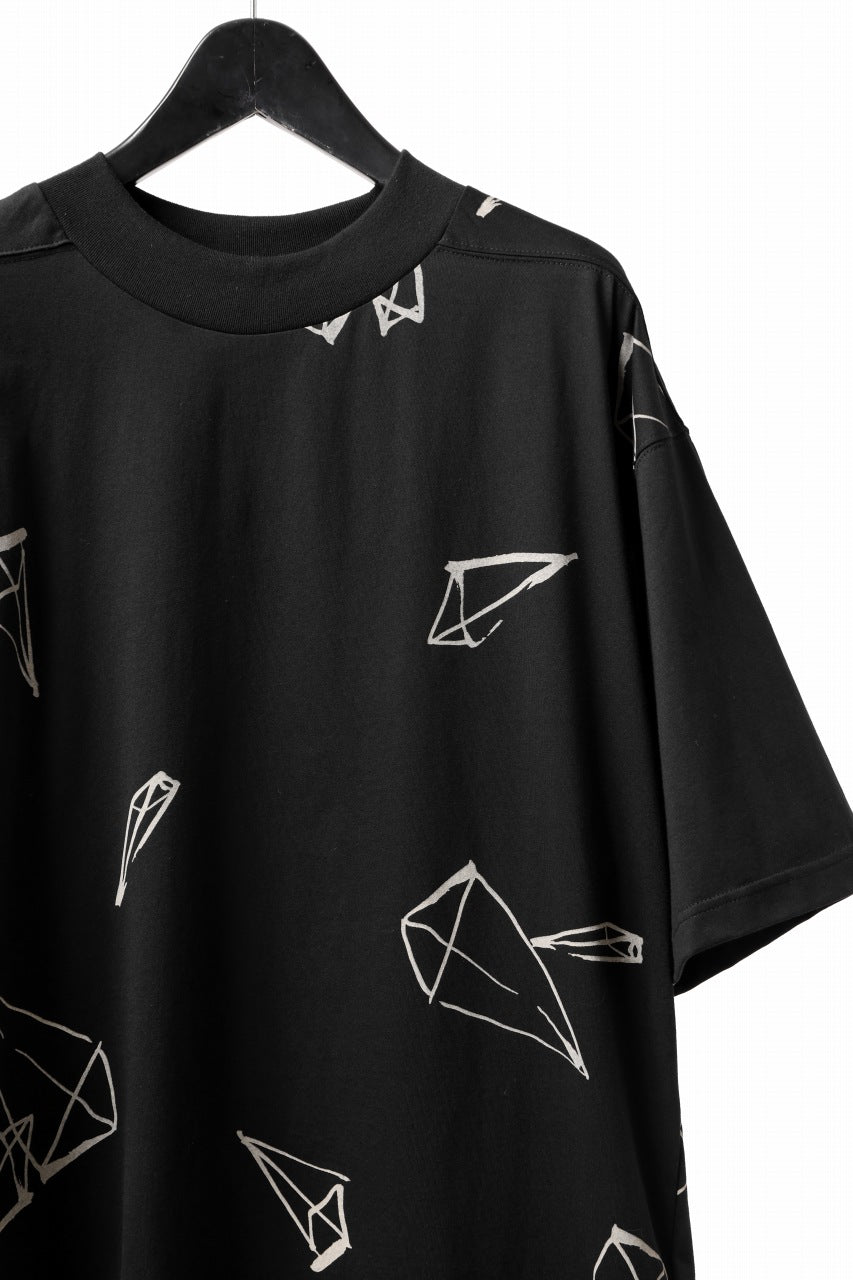 A.F ARTEFACT PYRA PATTERN PRINT THICK-COLLAR LOOSEY TEE (BLACK)