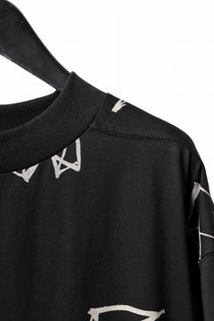 Load image into Gallery viewer, A.F ARTEFACT PYRA PATTERN PRINT OVER SIZED THICK-COLLAR S/S TEE (BLACK)