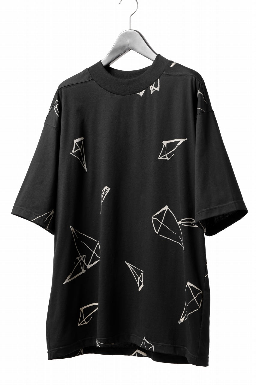 A.F ARTEFACT PYRA PATTERN PRINT THICK-COLLAR LOOSEY TEE (BLACK)