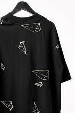 Load image into Gallery viewer, A.F ARTEFACT PYRA PATTERN PRINT OVER SIZED THICK-COLLAR S/S TEE (BLACK)