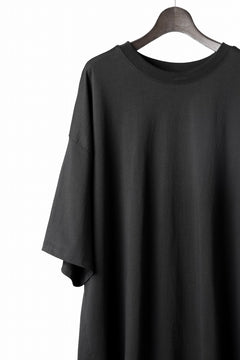 Load image into Gallery viewer, thom/krom OVERSIZED BACK SLASH EMBROIDERY SHORT SLEEVE TEE / COTTON JERSEY (BLACK)