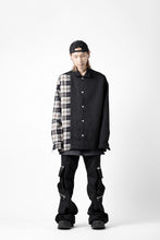 画像をギャラリービューアに読み込む, A.F ARTEFACT SNAPPED PANEL SWITCHING SHIRT (BLACK x KHAKI)