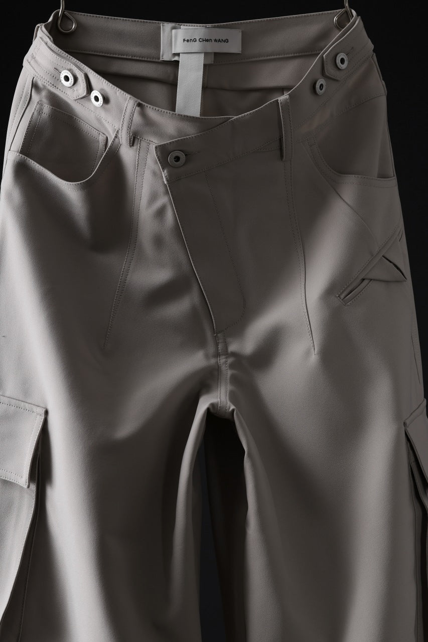 画像をギャラリービューアに読み込む, Feng Chen Wang TILTED WAISTBAND CARGO PANTS (GREY)