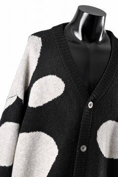 Load image into Gallery viewer, A.F ARTEFACT POLKA PATTERN BLEND KNIT CARDIGAN (BLACK x BEIGE)