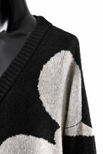 Load image into Gallery viewer, A.F ARTEFACT POLKA PATTERN BLEND KNIT CARDIGAN (BLACK x BEIGE)