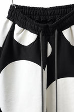 画像をギャラリービューアに読み込む, A.F ARTEFACT POLKA PATTERN SWEAT SAROUEL SHORTS (BLACK)