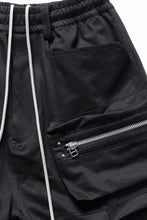 Load image into Gallery viewer, A.F ARTEFACT MONSTER TUCKE SHORTS / SOFT CHINO CLOTH (BLACK)