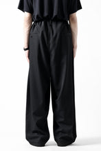 Load image into Gallery viewer, Y&#39;s for men CLASSIC STRING PANTS WITH 3-STITCH / WRINKLED GABARDINE (BLACK)