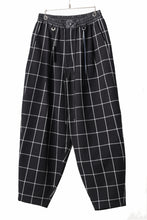 画像をギャラリービューアに読み込む, mastermind JAPAN WIDE TAPERED PLAID TROUSERS (BLACK x WHITE)