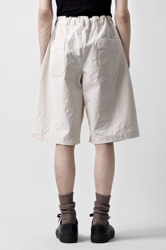 Load image into Gallery viewer, CAPERTICA 2-TUCK WIDE SHORTS / ARMY CANVAS (KINARI)