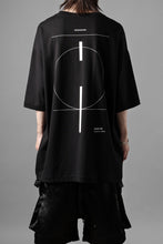 画像をギャラリービューアに読み込む, thom/krom LOOSE FIT BACK PRINT SHORT SLEEVE TEE / LIGHT JERSEY (BLACK)