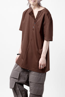 LEMURIA BIAS HENRY NECK S/S TOP #2 / MASTER HIGH GAUGE SMOOTH (BROWN)