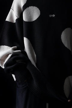 Load image into Gallery viewer, 【SAMPLE SALE】A.F ARTEFACT POLKA PATTERN KNIT TOPS (BLACK x BEIGE)