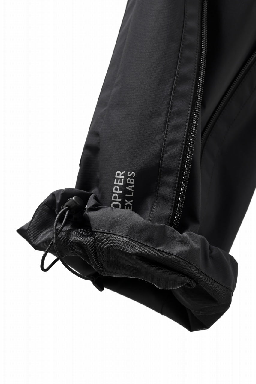 D-VEC x ALMOSTBLACK 6 POCKET TROUSERS / WINDSTOPPER BY GORE-TEX LABS 2L (BLACK)