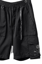 画像をギャラリービューアに読み込む, mastermind JAPAN EMBROIDERY CARGO SHORTS / MASTERSEED SATEEN (BLACK)