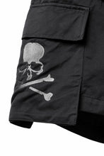 画像をギャラリービューアに読み込む, mastermind JAPAN EMBROIDERY CARGO SHORTS / MASTERSEED SATEEN (BLACK)