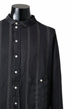 画像をギャラリービューアに読み込む, Aleksandr Manamis BIAS COLLAR STRIPE SHIRT (BLACK)