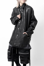 Load image into Gallery viewer, A.F ARTEFACT SNAPPED COCOON SHIRT-JACKET / SOFT GOAT LEATHER (BLACK)