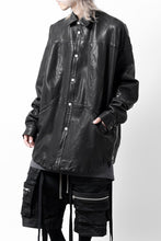 Load image into Gallery viewer, A.F ARTEFACT SNAPPED COCOON SHIRT-JACKET / SOFT GOAT LEATHER (BLACK)