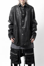 Load image into Gallery viewer, A.F ARTEFACT SNAPPED COCOON SHIRT-JACKET / SOFT GOAT LEATHER (BLACK)