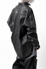 Load image into Gallery viewer, A.F ARTEFACT SNAPPED COCOON SHIRT-JACKET / SOFT GOAT LEATHER (BLACK)