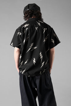 Load image into Gallery viewer, Y's for men x MASSES TE PATTERN DISCHARGE PRINT H/S SHIRT (BLACK)