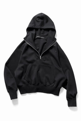 KATHARINE HAMNETT HIGH-NECK HALF ZIP HOODIE (BLACK)