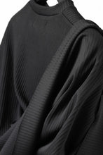 Load image into Gallery viewer, th products Pleats KnittedTee / Salt Lake Rib (black)