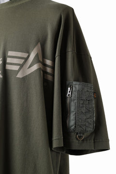 画像をギャラリービューアに読み込む, MASTERMIND WORLD x ALPHA INDUSTRIES CIGER POCKET OVERSIZED T-SHIRT (OLIVE)