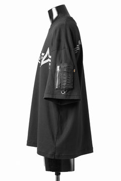 画像をギャラリービューアに読み込む, MASTERMIND WORLD x ALPHA INDUSTRIES CIGER POCKET OVERSIZED T-SHIRT (BLACK)