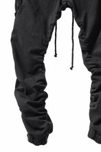 Load image into Gallery viewer, daub DYEING EASY CARGO GATHER PANTS / STRETCH DRILL PEACH HAND (BLACK)