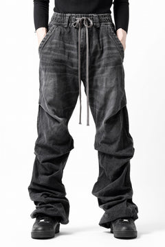 Load image into Gallery viewer, A.F ARTEFACT TUCK SLIM BAGGY PANTS / FADED DENIM (DAMAGE BLACK)