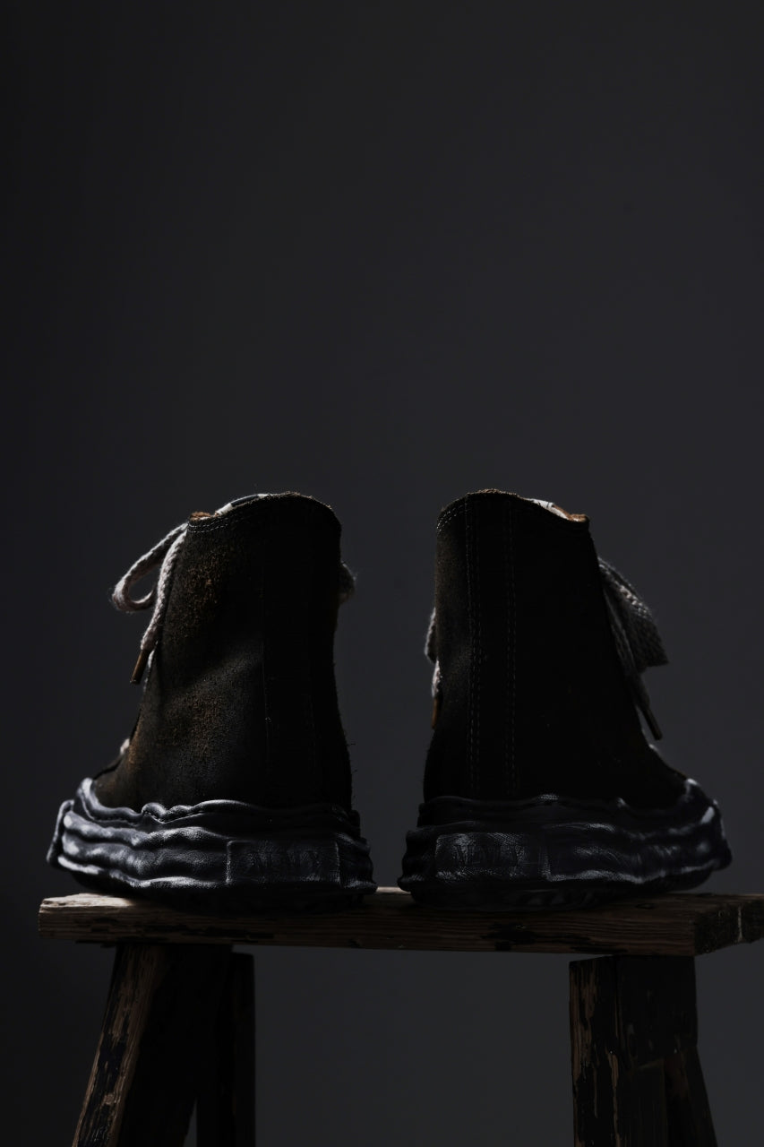 ISAMU KATAYAMA BACKLASH xx Maison MIHARA YASUHIRO “PETERSON” OG SOLE STEER SUEDE GARMENT-DYED HIGH-TOP SNEAKER (BLACK)