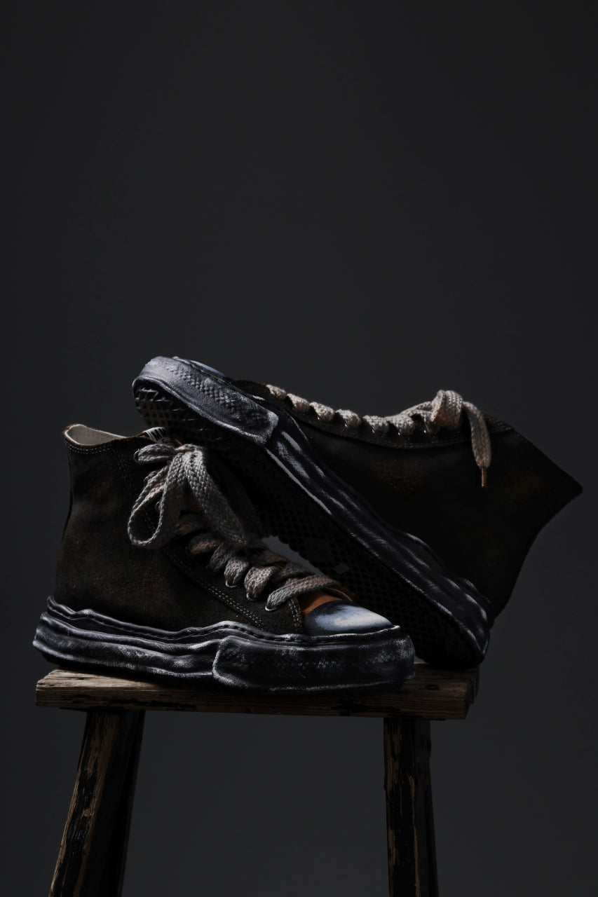 ISAMU KATAYAMA BACKLASH xx Maison MIHARA YASUHIRO “PETERSON” OG SOLE STEER SUEDE GARMENT-DYED HIGH-TOP SNEAKER (BLACK)