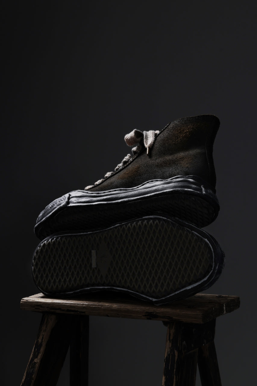 ISAMU KATAYAMA BACKLASH xx Maison MIHARA YASUHIRO “PETERSON” OG SOLE STEER SUEDE GARMENT-DYED HIGH-TOP SNEAKER (BLACK)