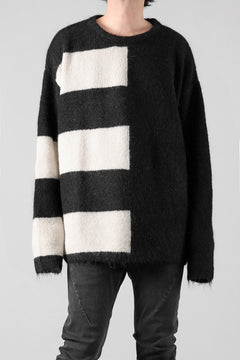 Load image into Gallery viewer, A.F ARTEFACT OVER SIZED BORDER  COMBI KNIT TOPS / MIX WOOL (BLACK x IVORY)