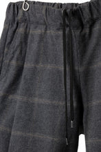 Load image into Gallery viewer, CAPERTICA TUCK EASY SHORTS / DARK MELANGE CHECK FLANNEL (CHARCOAL)