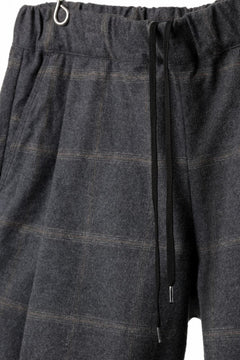 Load image into Gallery viewer, CAPERTICA TUCK EASY SHORTS / DARK MELANGE CHECK FLANNEL (CHARCOAL)