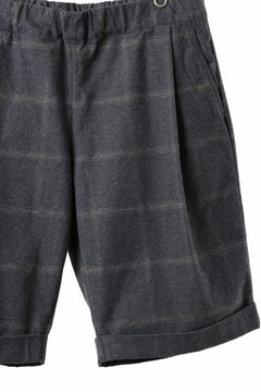 Load image into Gallery viewer, CAPERTICA TUCK EASY SHORTS / DARK MELANGE CHECK FLANNEL (CHARCOAL)