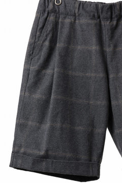 Load image into Gallery viewer, CAPERTICA TUCK EASY SHORTS / DARK MELANGE CHECK FLANNEL (CHARCOAL)