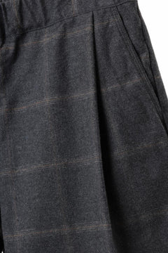 Load image into Gallery viewer, CAPERTICA TUCK EASY SHORTS / DARK MELANGE CHECK FLANNEL (CHARCOAL)