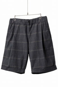 Load image into Gallery viewer, CAPERTICA TUCK EASY SHORTS / DARK MELANGE CHECK FLANNEL (CHARCOAL)