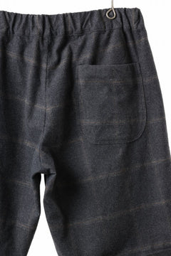 Load image into Gallery viewer, CAPERTICA TUCK EASY SHORTS / DARK MELANGE CHECK FLANNEL (CHARCOAL)