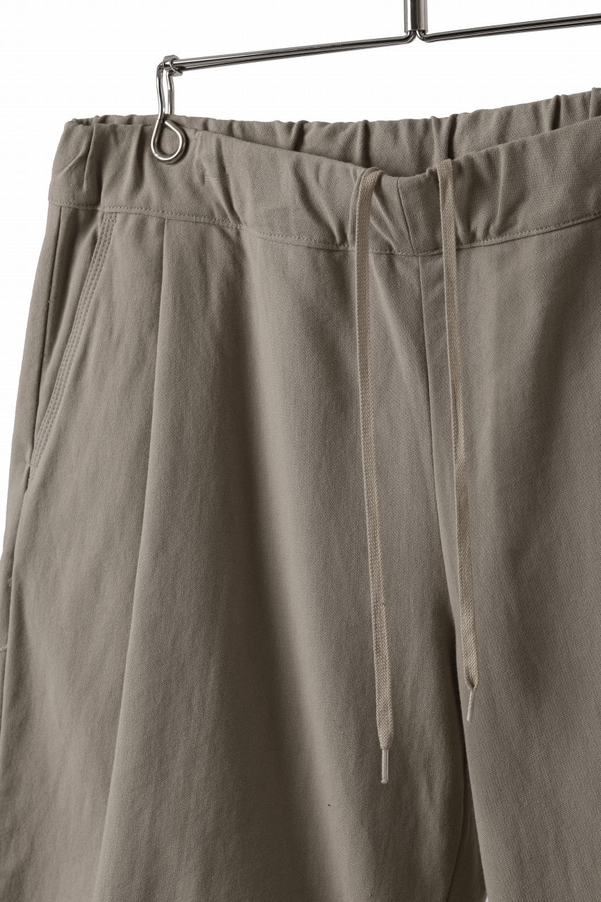 CAPERTICA TUCK EASY SHORTS / BARATHEA CLOTH (BEIGE)